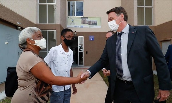 Bolsonaro entrega casas para famílias de baixa renda