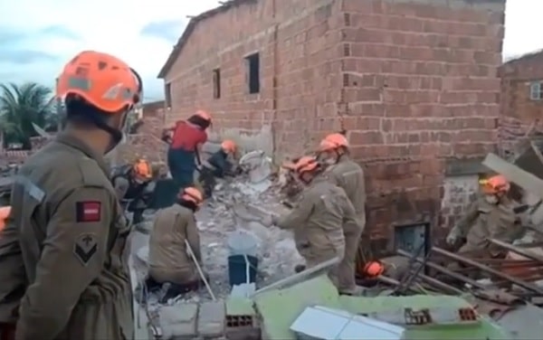 Explosão de gás de cozinha mata mãe e filho