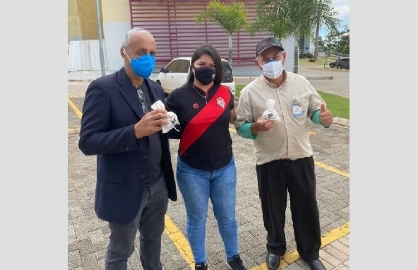 Colaboradores do HMAP ganham chocolates de torcedores do Atlético Goianiense