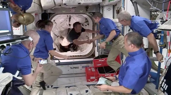 Astronautas chegam à estação espacial a bordo da SpaceX