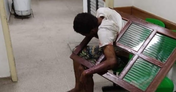 Homem é levado ao hospital preso em janela de casa que tentou roubar