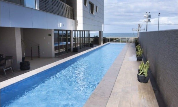 Piscina de prédio desaba e inunda estacionamento