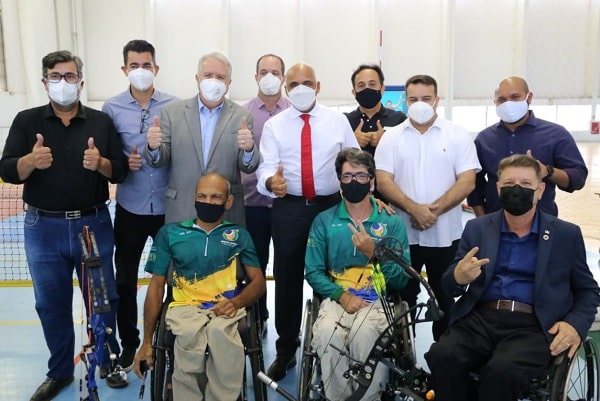 Prefeito e atletas-min