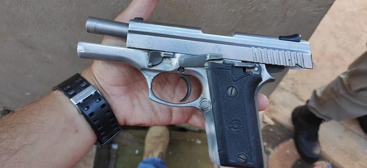 Após programa com policial, travesti é presa sob suspeita de furto de arma