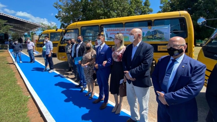 Professor Alcides e ministro da Educação entregam 5 ônibus em Aragarças