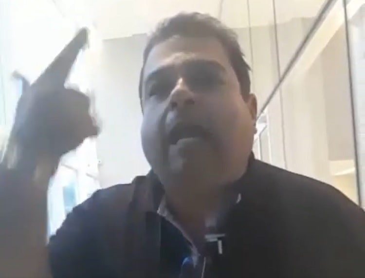 Homem que xingou porteira alega problemas de saúde e falta depoimento