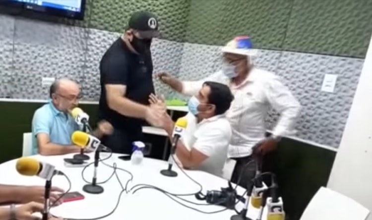 Bolsonaristas invadem estúdio e ameaçam radialista