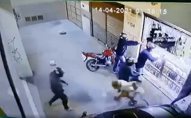 VÍDEO: Cinco homens atiram contra comerciante em Goiânia