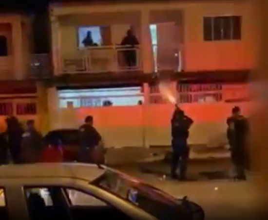VÍDEO: Participantes de festa clandestina jogam pedras em policiais