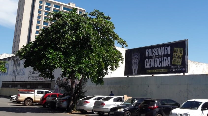 Outdoors “Bolsonaro Genocida” são instalados em vários pontos de Goiânia