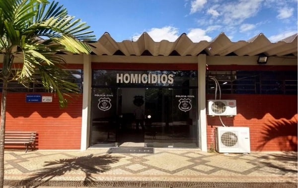 Polícia prende três pessoas e fecha célula de facção criminosa