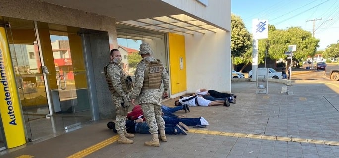 PM prende 7 homens que tentaram furtar banco