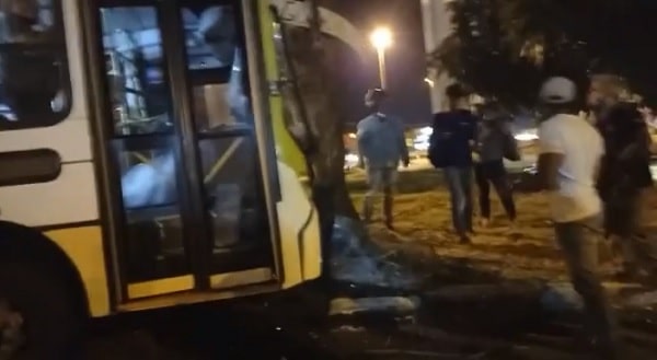 Passageiros ficam feridos em acidente com ônibus coletivo