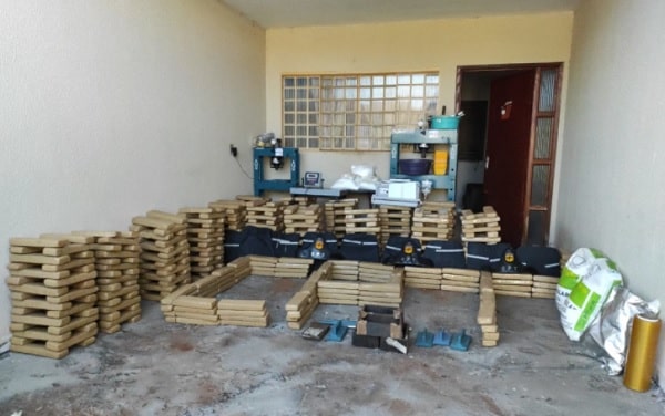 Polícia prende seis pessoas e apreende quase uma tonelada de drogas