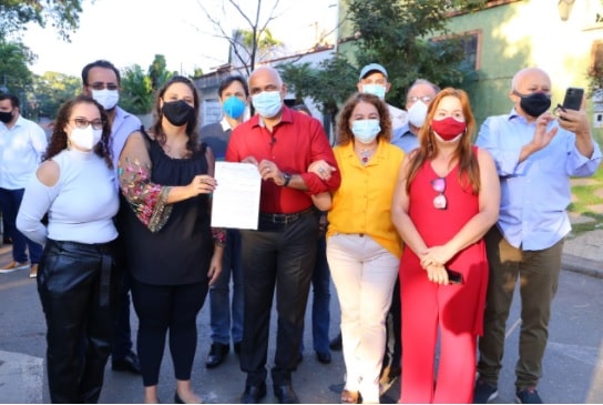 Rogério Cruz vistoria a Rua da Divisa, no Setor Jaó