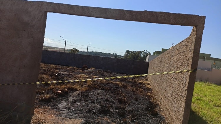 Mãe é presa sob suspeita de matar o filho queimado em lote baldio