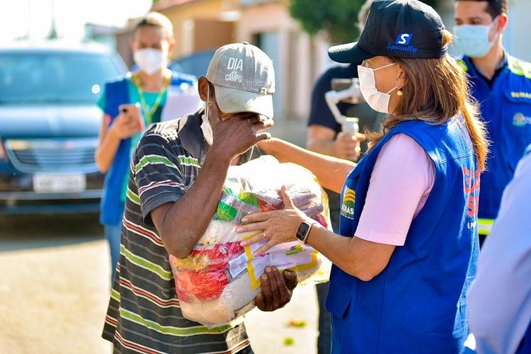 Gracinha Caiado participa de distribuição de cestas básicas em Goiânia