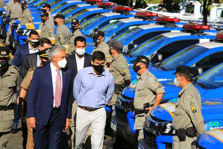 Caiado entrega 200 veículos ao Comando de Policiamento e à Goinfra