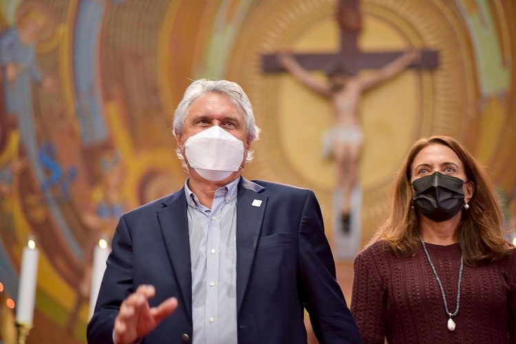 Caiado entrega restauração de Igreja e reforma da GO-427