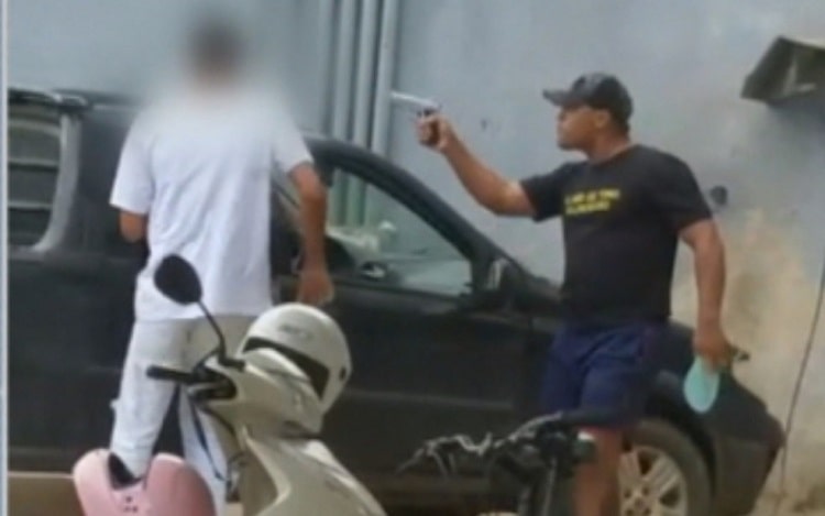 VÍDEO: Agente prisional armado agride jovem