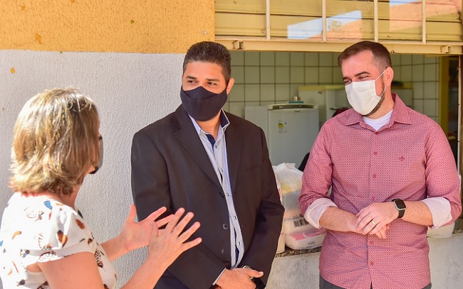 Mendanha prestigia entrega dos kits de alimentação da Educação de Aparecida