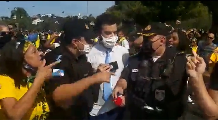 VÍDEO: Bolsonaristas xingam, ameaçam e expulsam jornalista