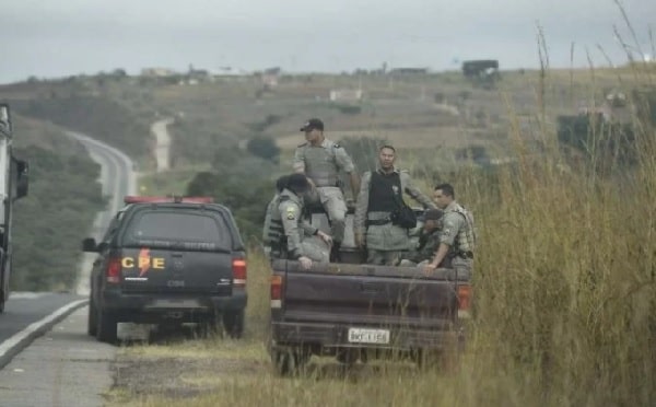 Policial é ferido em troca de tiros com autor de chacina foragido em Goiás