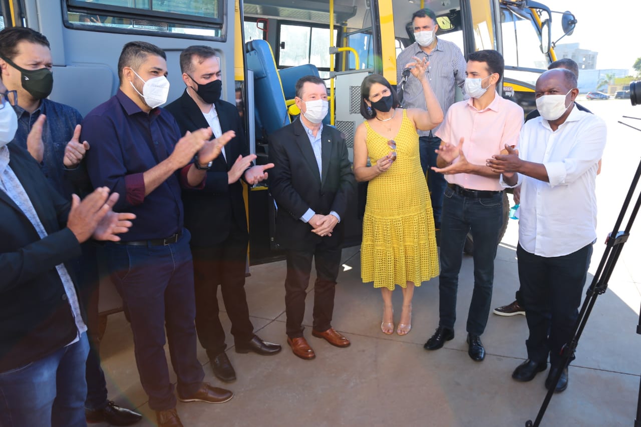 Educação de Aparecida recebe novos ônibus escolares