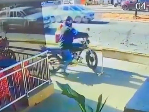 Câmera filma homem furtando moto à luz do dia em Goiânia