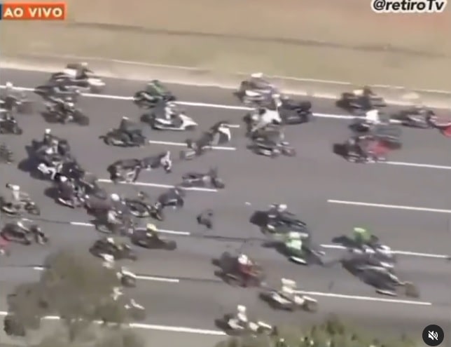 VÍDEO: Motociclista perde controle e causa acidente em “motociata” pró-Bolsonaro