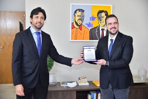 Gustavo Mendanha recebe homenagem da AGM pelos 98% dos votos recebidos