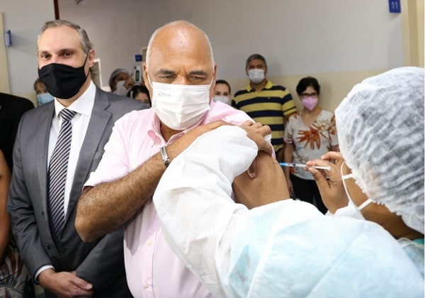 Rogério Cruz recebe a primeira dose de vacina contra Covid-19