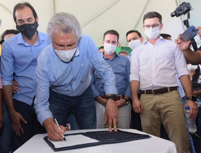 Caiado assina ordem de serviço para duplicação da GO-010