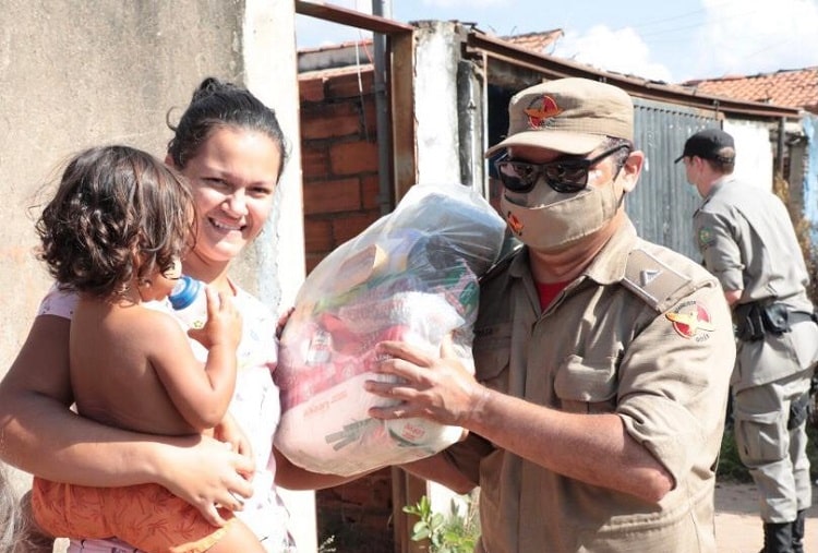 Governo de Goiás e OVG distribuem mais de 14 mil cestas básicas em Goiânia