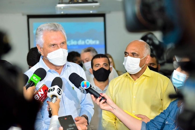 Caiado e Rogério Cruz vistoriam obras de saneamento em Goiânia