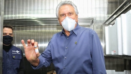 Lactantes, garis e jornalistas serão imunizados contra a Covid-19, anuncia Caiado