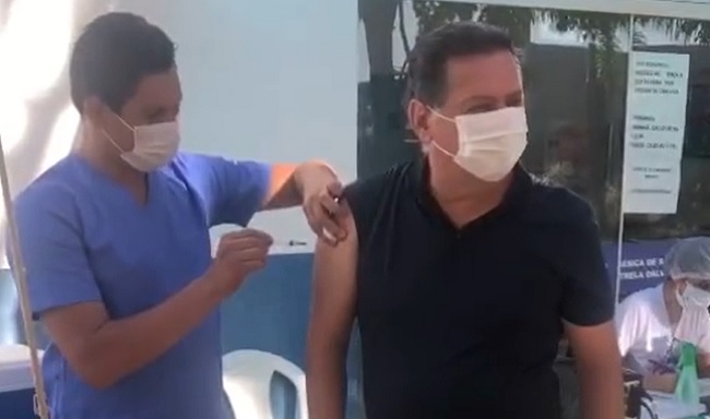 Marconi Perillo toma a primeira dose da vacina contra a Covid-19