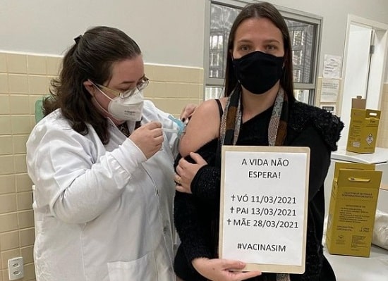 Professora homenageia pais mortos durante vacinação contra a Covid-19