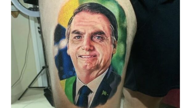 Homem tatua rosto do presidente Jair Bolsonaro na coxa