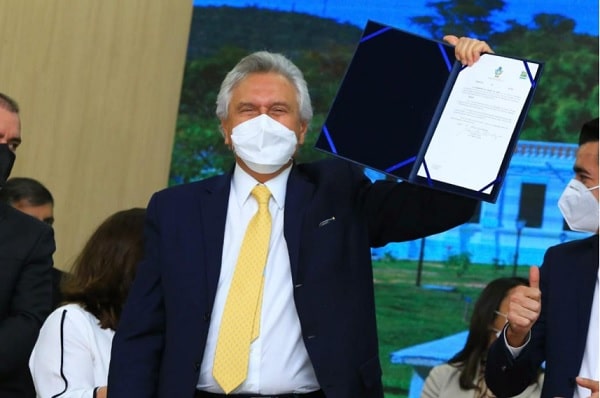 Caiado anuncia pagamento de progressão salarial para profissionais da educação