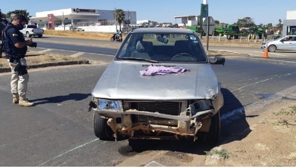 Homem bêbado dirige na contramão e atropela motociclista