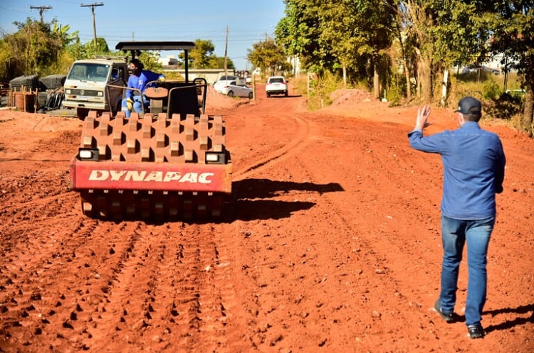 Gustavo Mendanha inspeciona obras de construção do Eixo-Leste 01