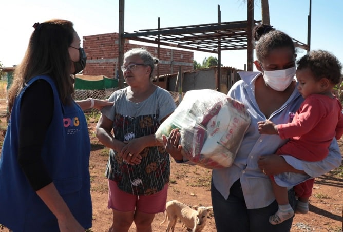 Gracinha Caiado participa de distribuição de cestas básicas, em Aparecida