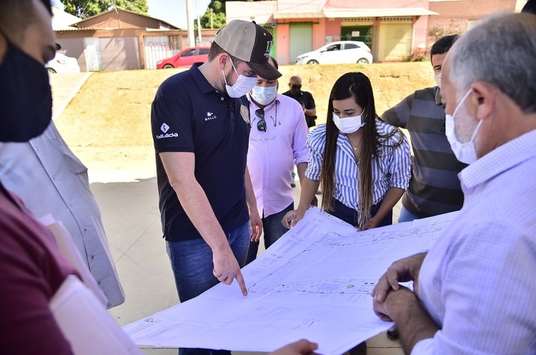 Gustavo Mendanha vistoria obra de praça no Jardim Tiradentes