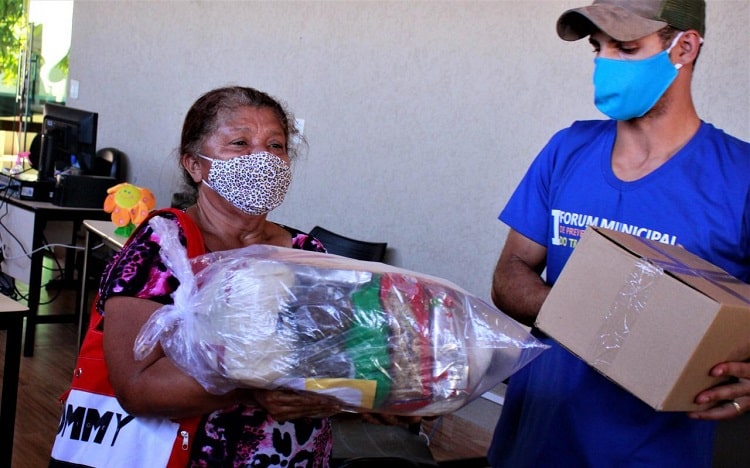Prefeitura de Trindade entrega cestas básicas e de kits higiene a moradores