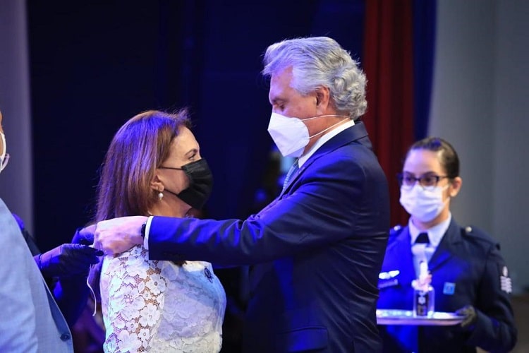 Caiado destaca trabalho social durante homenagem recebida por Gracinha