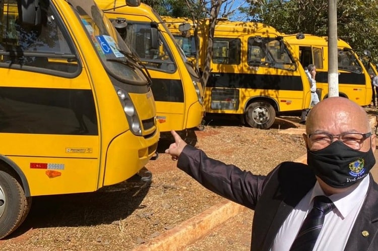 Professor Alcides viabiliza 11 ônibus escolares para 6 municípios