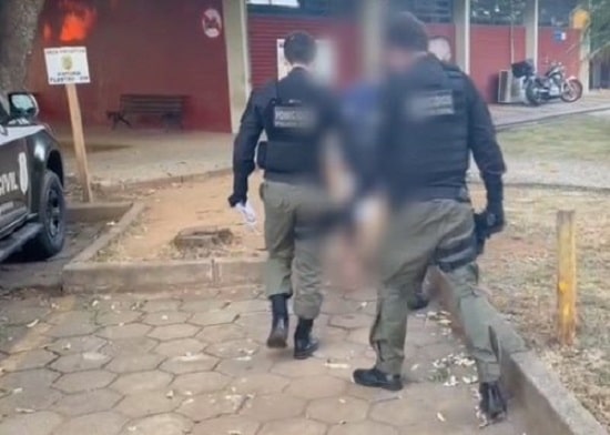 Homem é preso sob suspeita de cortar o pescoço de mulher e atear fogo no corpo