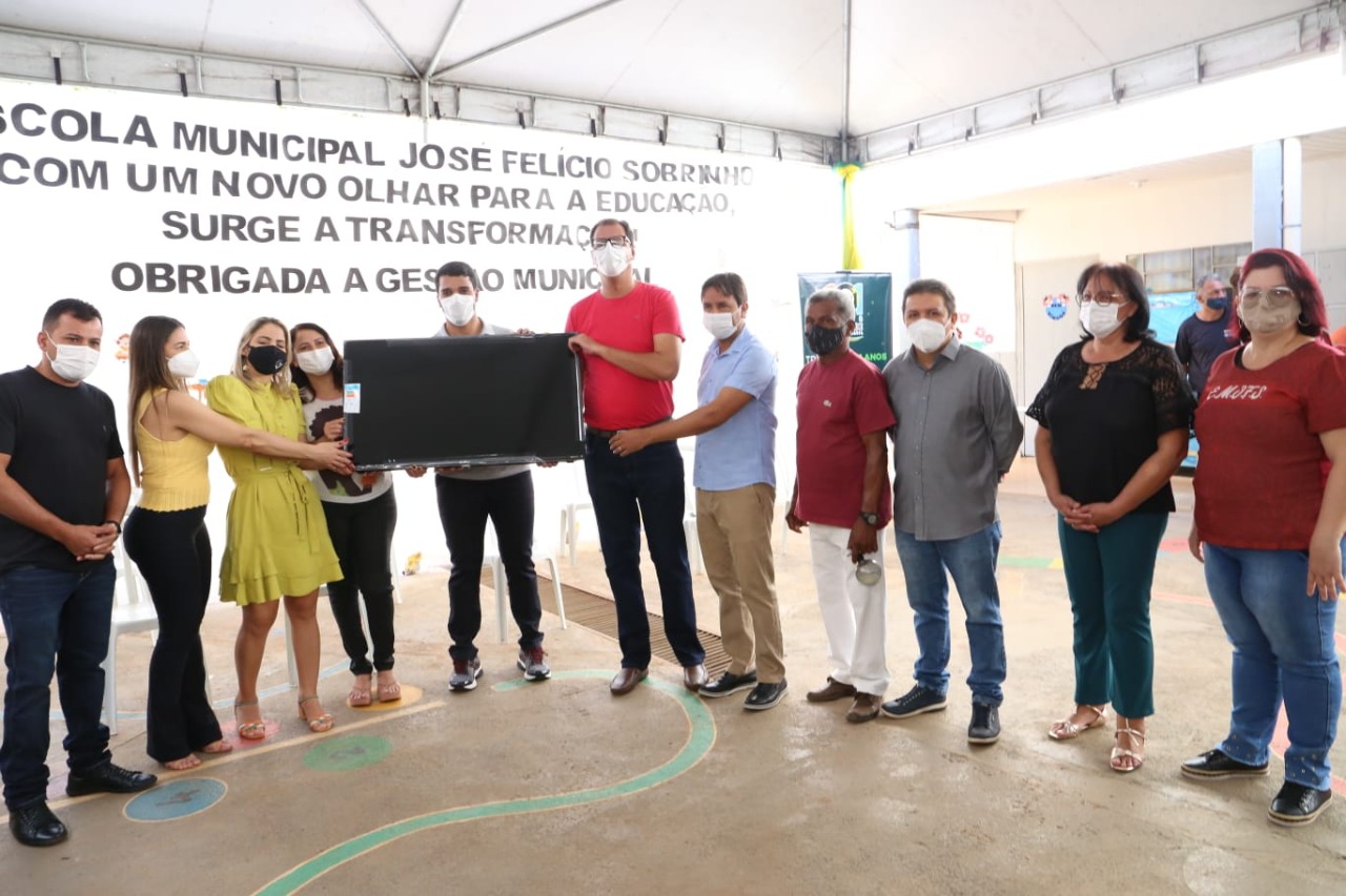Marden Júnior entrega equipamentos mobiliários para as 42 unidades educacionais