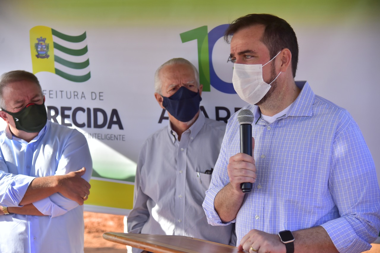Gustavo Mendanha lança frente de asfalto no Jardim Dom Bosco II